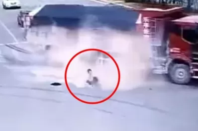 Video impactante: zafó de la muerte dos veces en 10 segundos