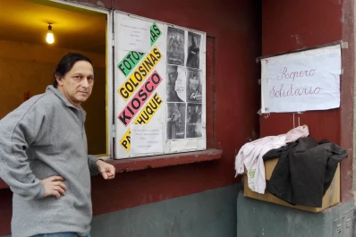 En el Ropero Solidario de Luis, el que tiene frío siempre encuentra un abrigo