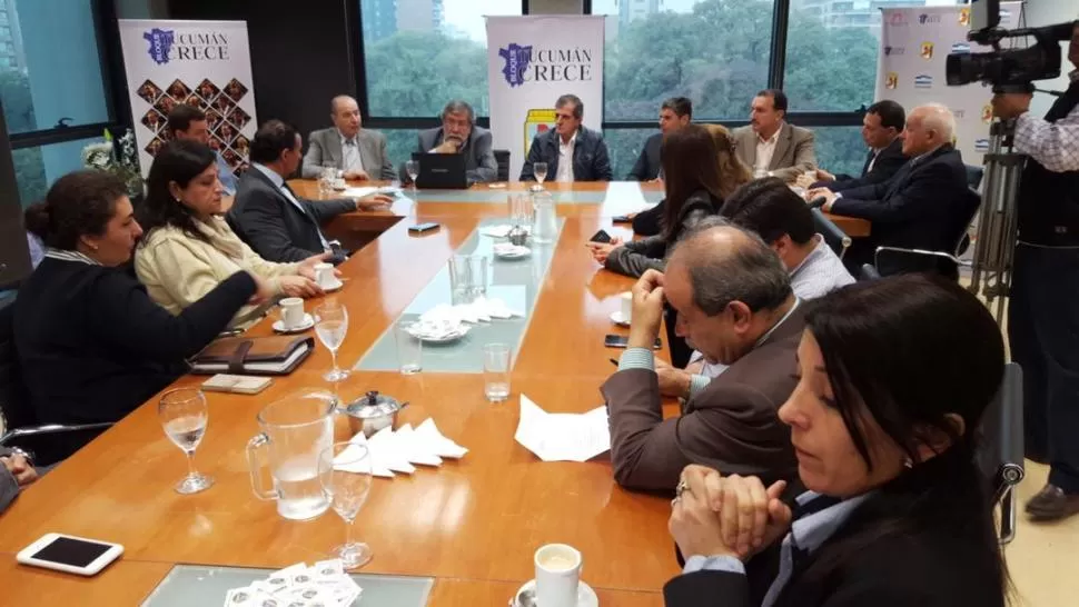 SALÓN PERONISTA. El jefe del bloque oficial, Ramón Santiago Cano (a la cabecera), presidió la reunión junto a autoridades del Erspet (a su derecha). Prensa H. Legislatura