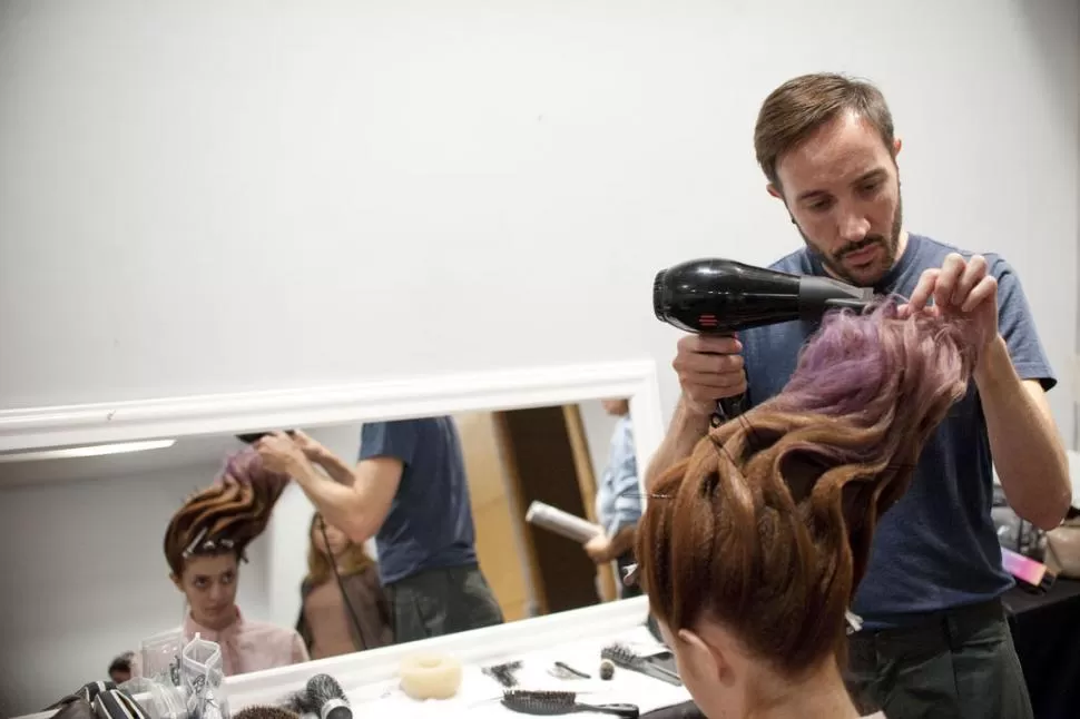 EN PLENA TAREA. Blanc trabaja con una modelo tucumana antes del inicio de la clase magistral. Dejó valiosos consejos y puntos de vista. LA GACETA / FOTOS DE INÉS QUINTEROS ORIO.-