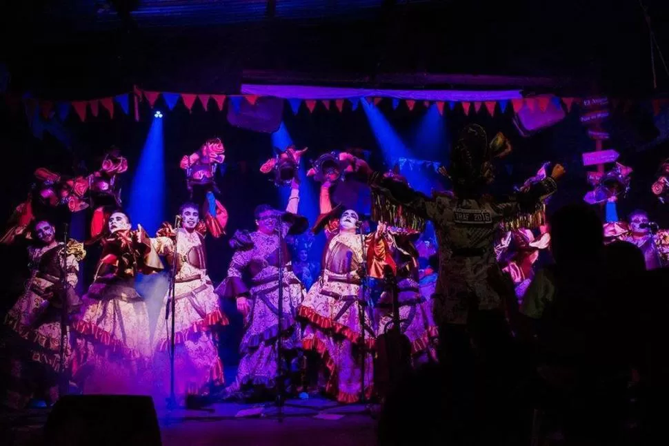 COLOR, MÚSICA Y DIVERSIÓN. El grupo formoseño La Mandinga trataba la estética de la murga del Uruguay.