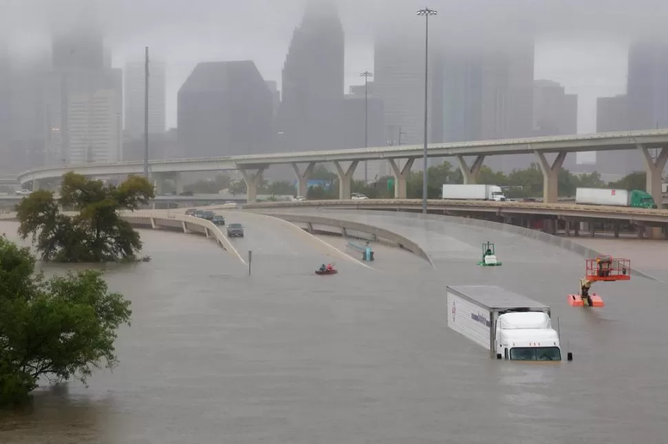 TEXAS. Dramática postal de Houston, donde el agua cubre parte de la autopista interestatal 45 y sumerge camiones y grúas entre otros vehículos. reuters