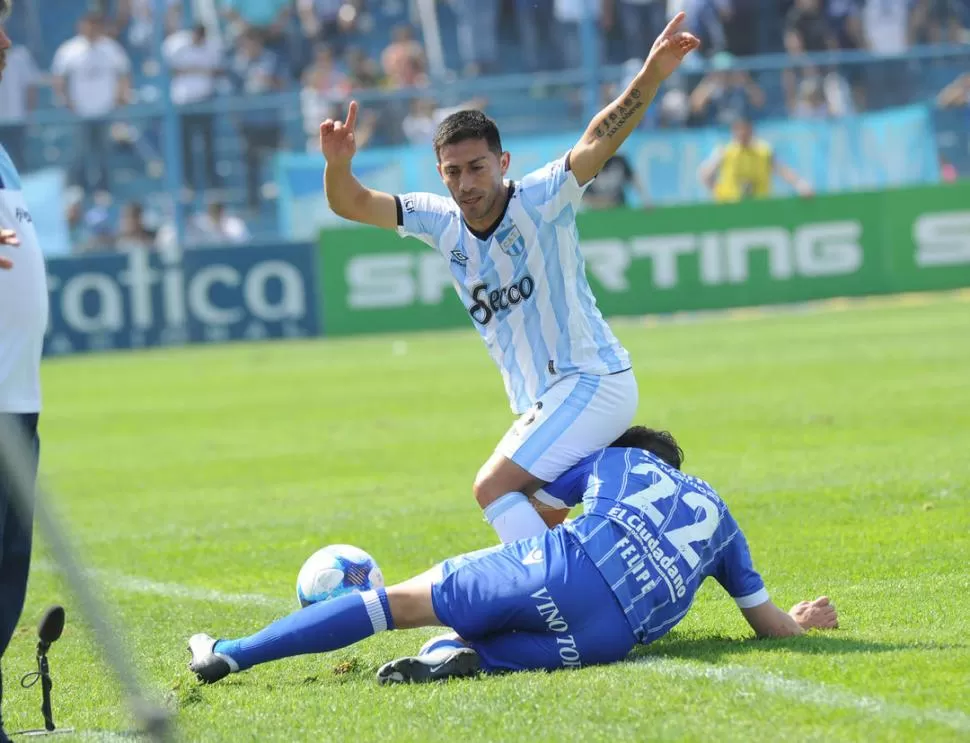 HACE DE TODO. Acosta demostró que puede jugar en cualquier parte de la cancha durante su estadía en Atlético. Ayer, volvió a hacerlo bien como lateral derecho.  la gaceta / foto de hector peralta