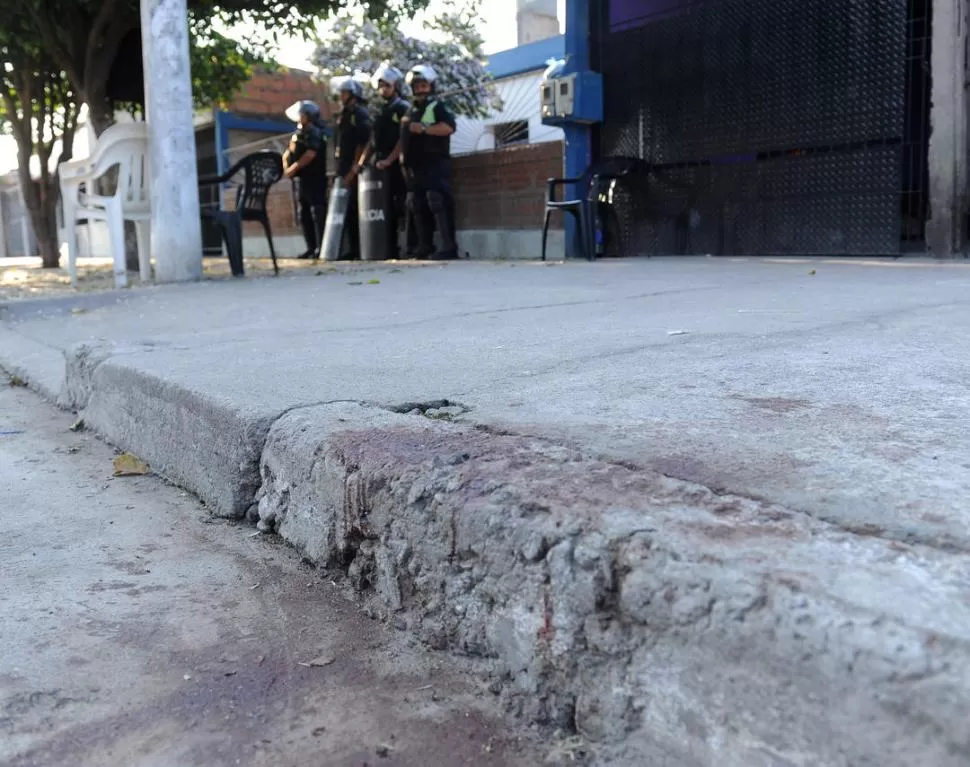 ESCENA DEL CRIMEN. La sangre seca sobre el cordón indica el lugar en que el hombre asesinado recibió la puñalada. LA GACETA / FOTO DE hector peralta 