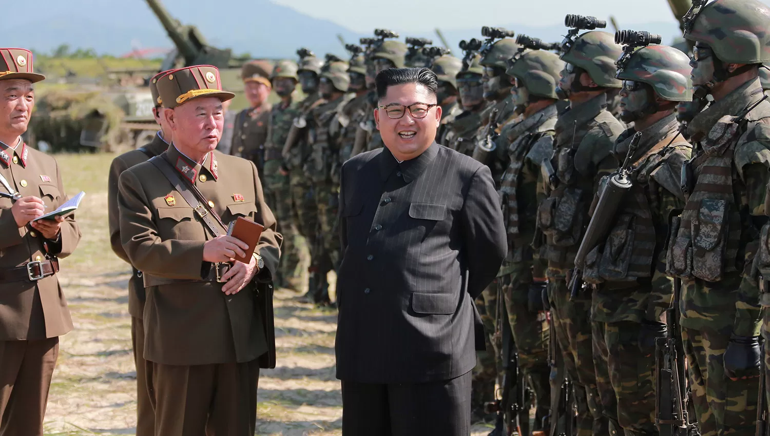 POLÉMICO LIDER. Kim Jong-un, el mandatario norcoreano pasa revista a sus tropas. REUTERS