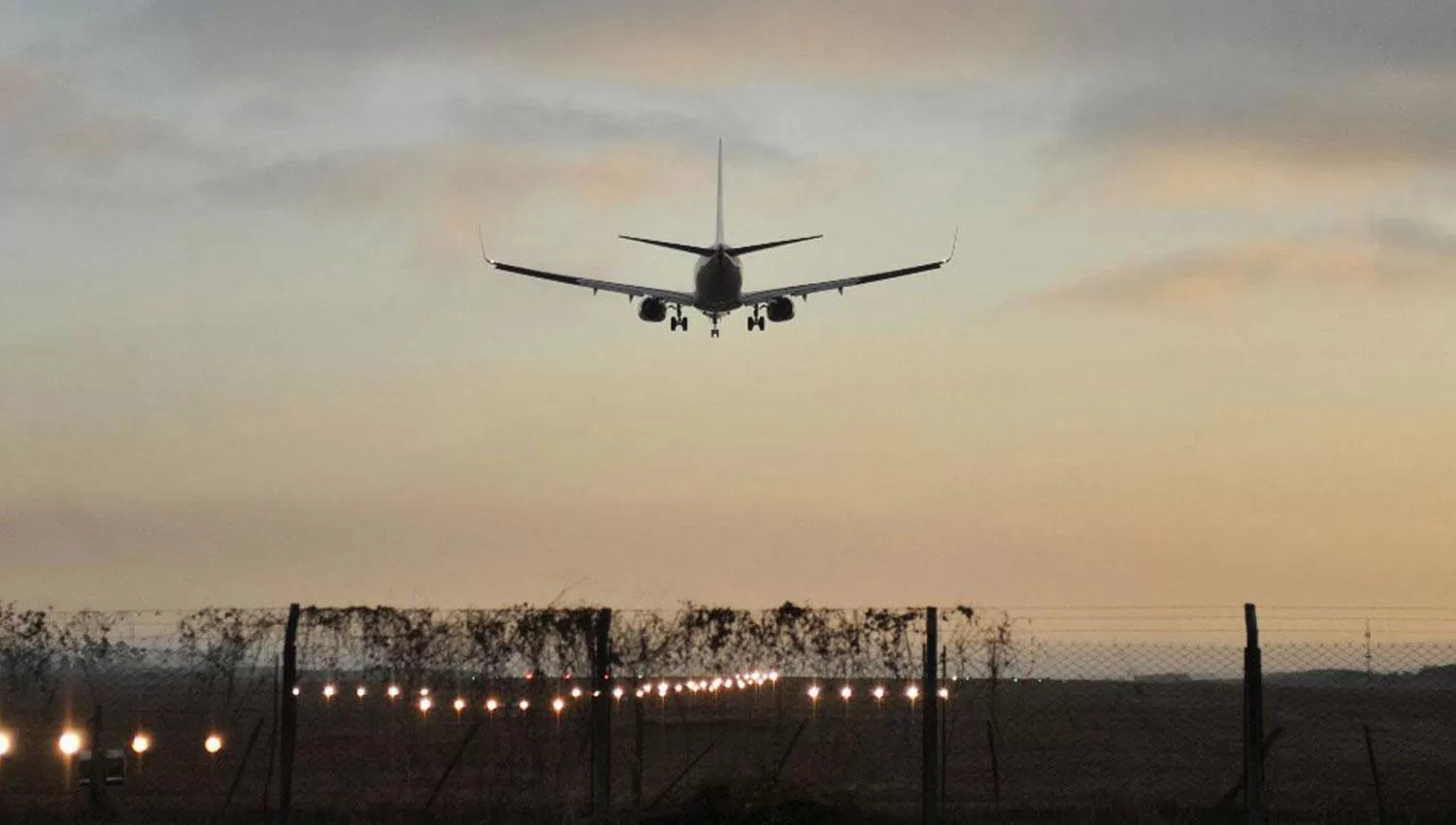 AEROPUERTO TUCUMANO. Un avión aterriza en la provincia. LA GACETA / JORGE OLMOS SGROSSO