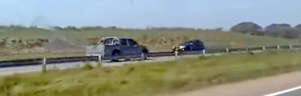 PÁNICO EN LA RUTA. La camioneta circuló el domingo a contramano a lo largo de más de 20 kilómetros desde El Cadillal hacia la Capital.  captura de video