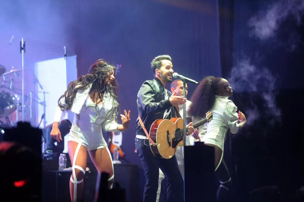 GUITARRA EN MANO. Las chicas le ponen ritmo mientras Fonsi canta. El show fue una permanente invitación al baile, con varios pasajes emotivos. LA GACETA / FOTO DE HÉCTOR PERALTA.- 