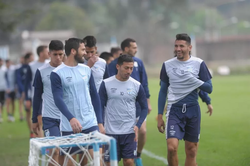 DISTENDIDOS, POR AHORA. Romat, Acosta y Núñez, entre otros, caminan alrededor de la cancha principal del complejo. El plantel tendrá días tranquilos hasta la semana que viene, cuando viaje a Buenos Aires. la gaceta / foto de franco vera