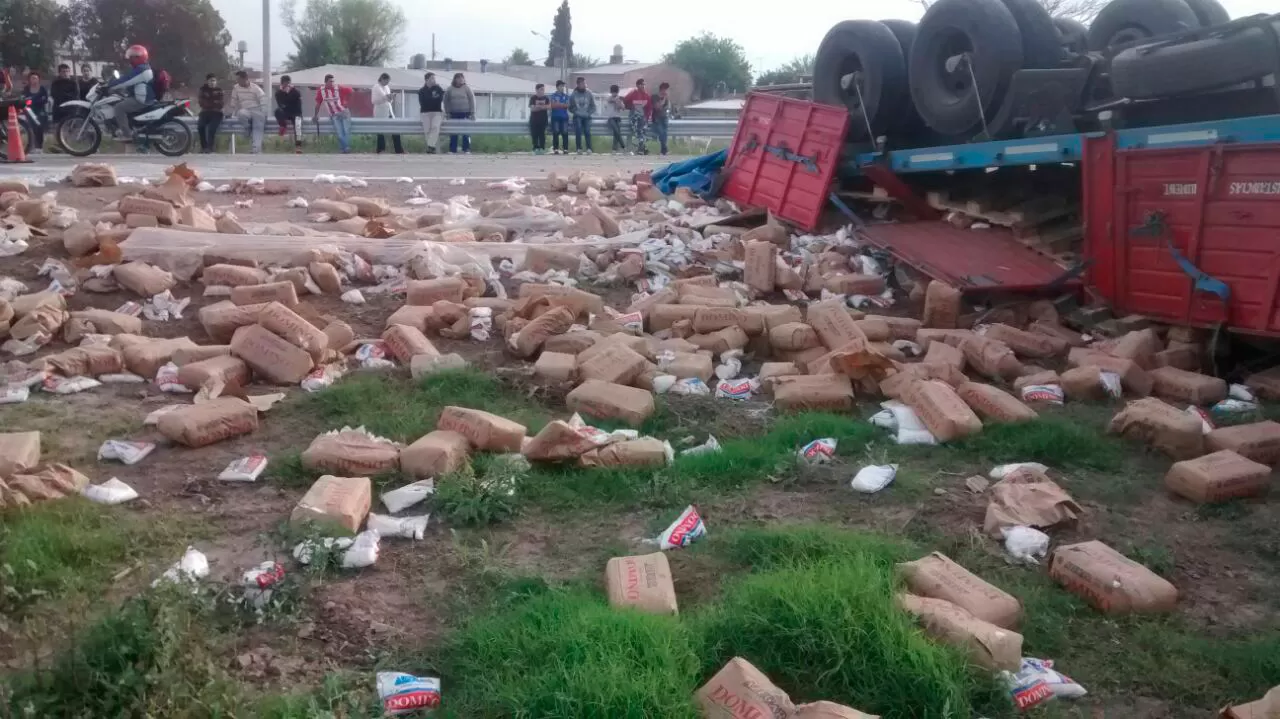 Intentaron saquear la carga de azúcar que volcó un camión en la autopista de Circunvalación