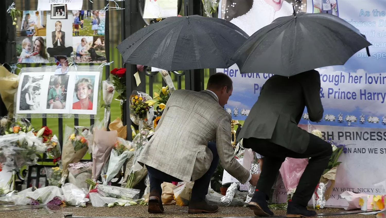 EN SU MEMORIA. Los príncipes de Inglaterra depositaron flores en los alrededores del palacio en el que vivieron junto a su madre y su padre. FOTO TOMADA DE LANACION.COM.AR