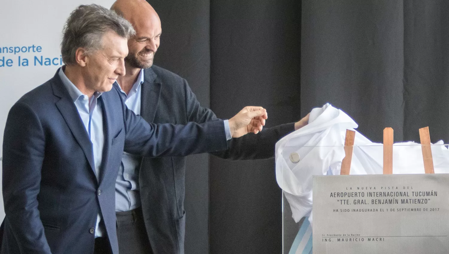 EN EL ACTO. Dietrich y Macri descubrieron la placa con la que quedó oficialmente reinaugurado el aeropuerto. TELÁM