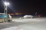 Flores y dulces para los viajeros que llegaron desde el exterior a Tucumán