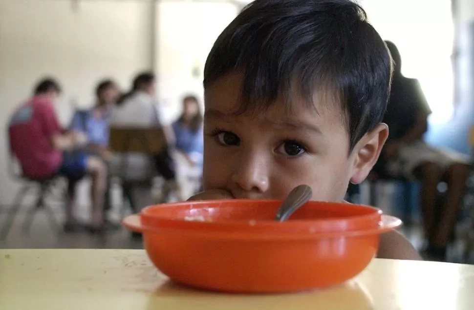 UN PLATO CON ESCASA COMIDA. La pobreza en la niñez es pura y absolutamente involuntaria, sostiene el análisis realizado por los dos especialistas.  lanacion.com