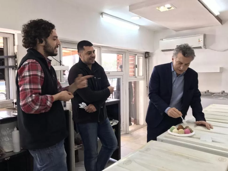 DEGUSTACIÓN. Enrique y Roberto Espeche charlaron con el presidente Macri. presidencia de la nación