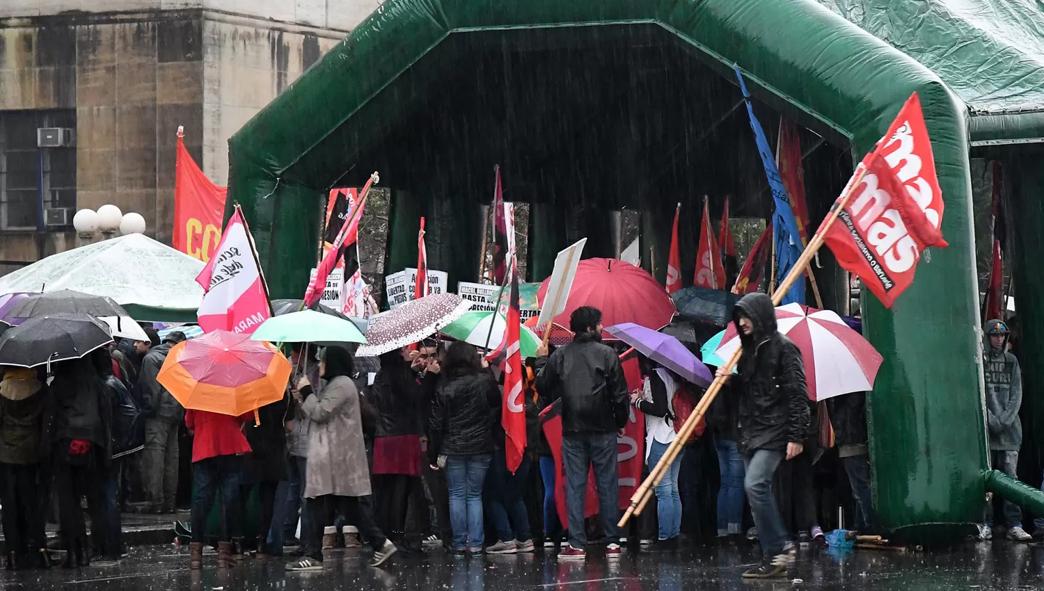 A LA ESPERA. Organizaciones sociales aguardan novedades en las afueras de los Tribunales porteños. TÉLAM