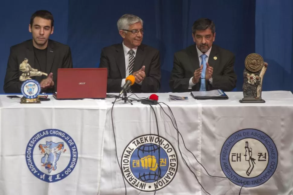 FELIZ, Castillo -a la derecha- celebró la compañía de su mentor, Villanueva. la gaceta / foto de diego aráoz