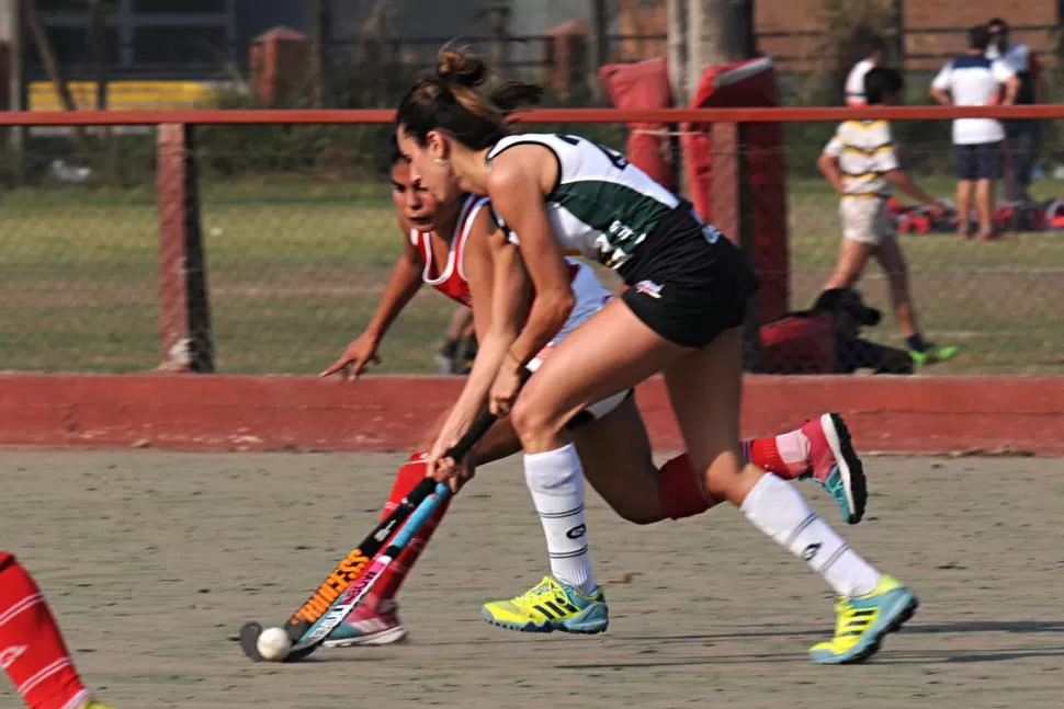 SIN ESPACIO. Valentina Sardi, de Tucumán Rugby Verde, intenta escaparse ante la marca de una rival de Los Tarcos. la gaceta / foto de josé nuno