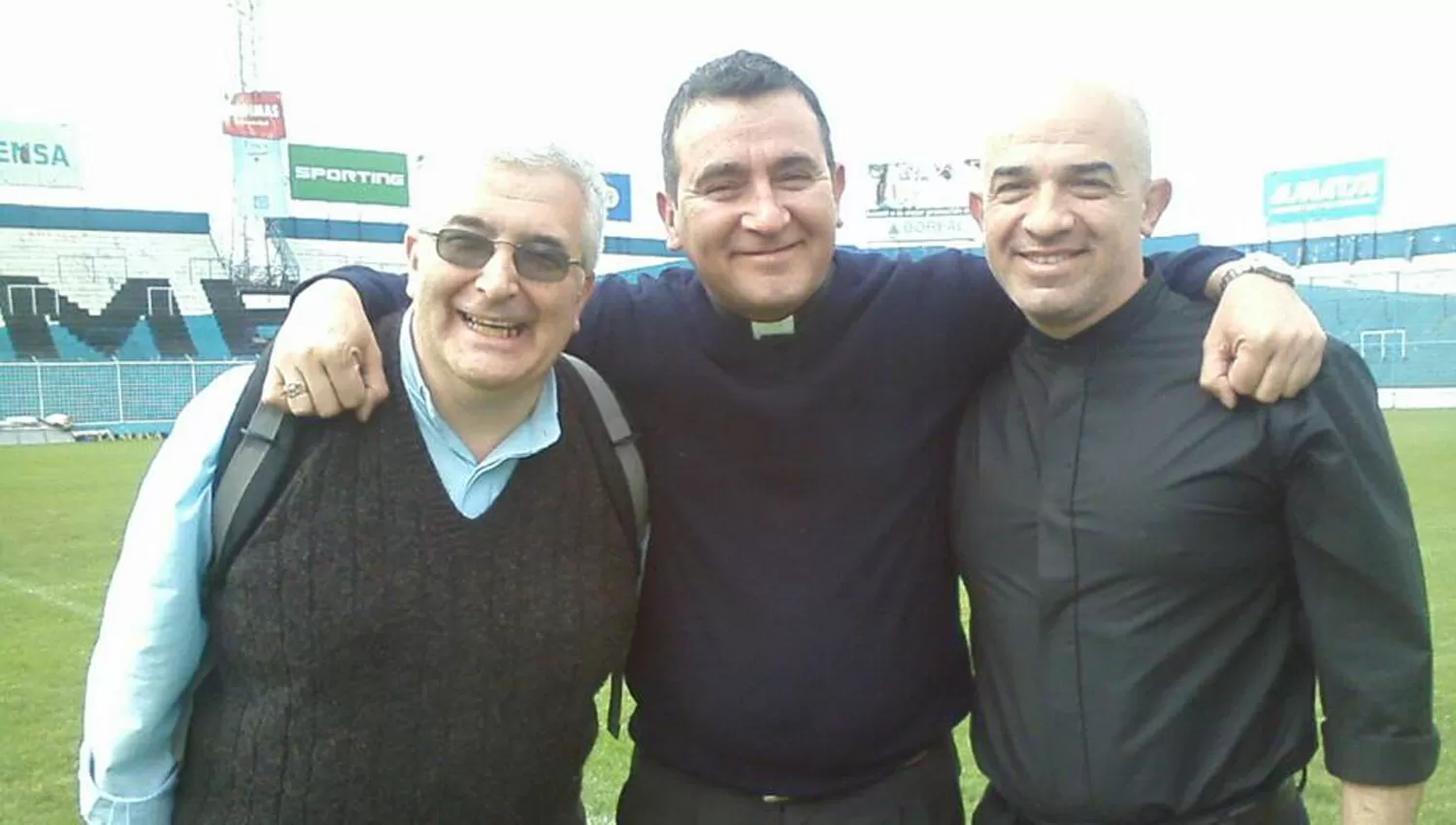 EN LA CANCHA DE ATLÉTICO. El padre Carlos Sánchez, Hugo Noguera, Darío Monteros (FOTO TOMADA DEL FACEBOOK DE MIGUEL ANGEL NOGUERA)