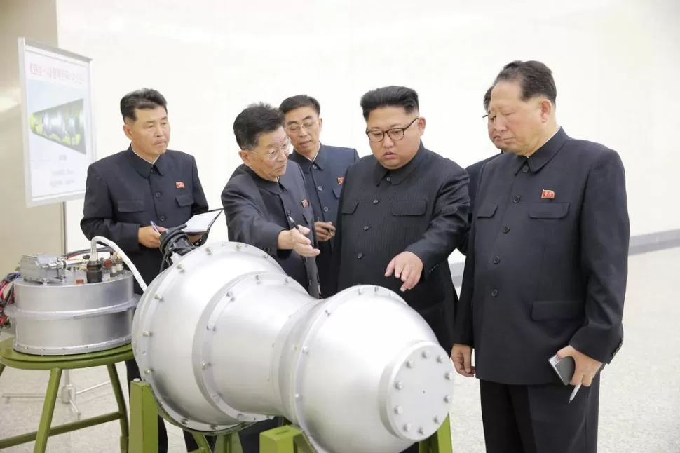 ANTE LA MIRADA DE KIM JONG. La potencia de la bomba lanzada ronda los 100 kilotones, cinco veces más que la de EEUU arrojó en Nagasaki.  reuters