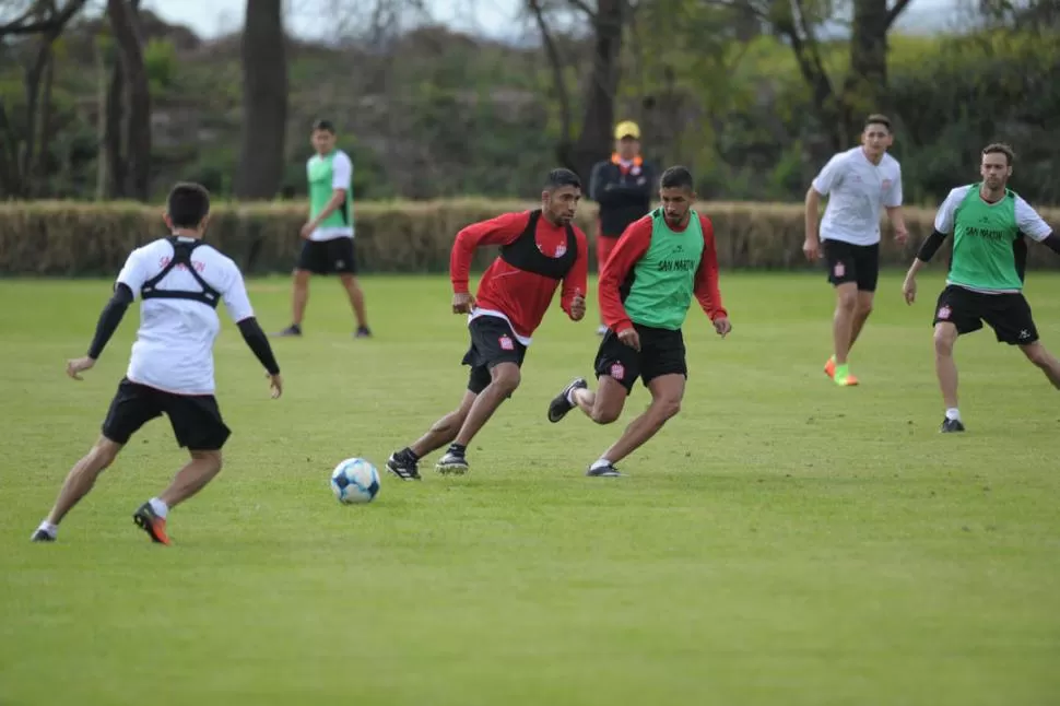 TALENTO. Matías García -centro-, el jugador con mayores fundamentos técnicos de San Martín, es marcado por Juan Orellana, uno de los promovidos por Cagna. la gaceta / foto de FRANCO VERA