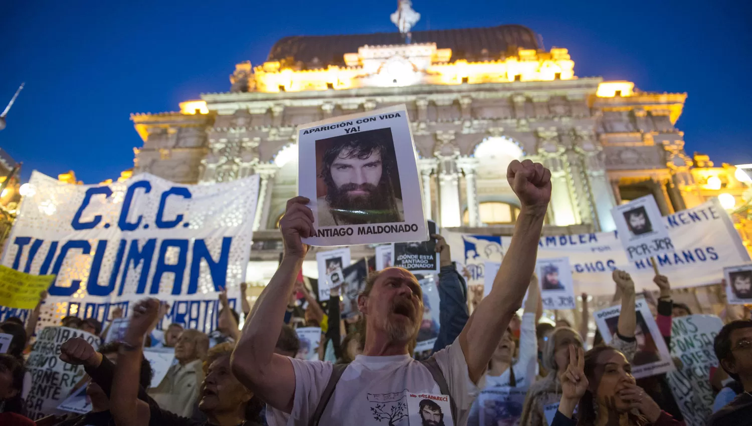 EN TUCUMÁN. Imagen de la marcha por Santiago Maldonado en Tucumán. LA GACETA / DIEGO ARÁOZ