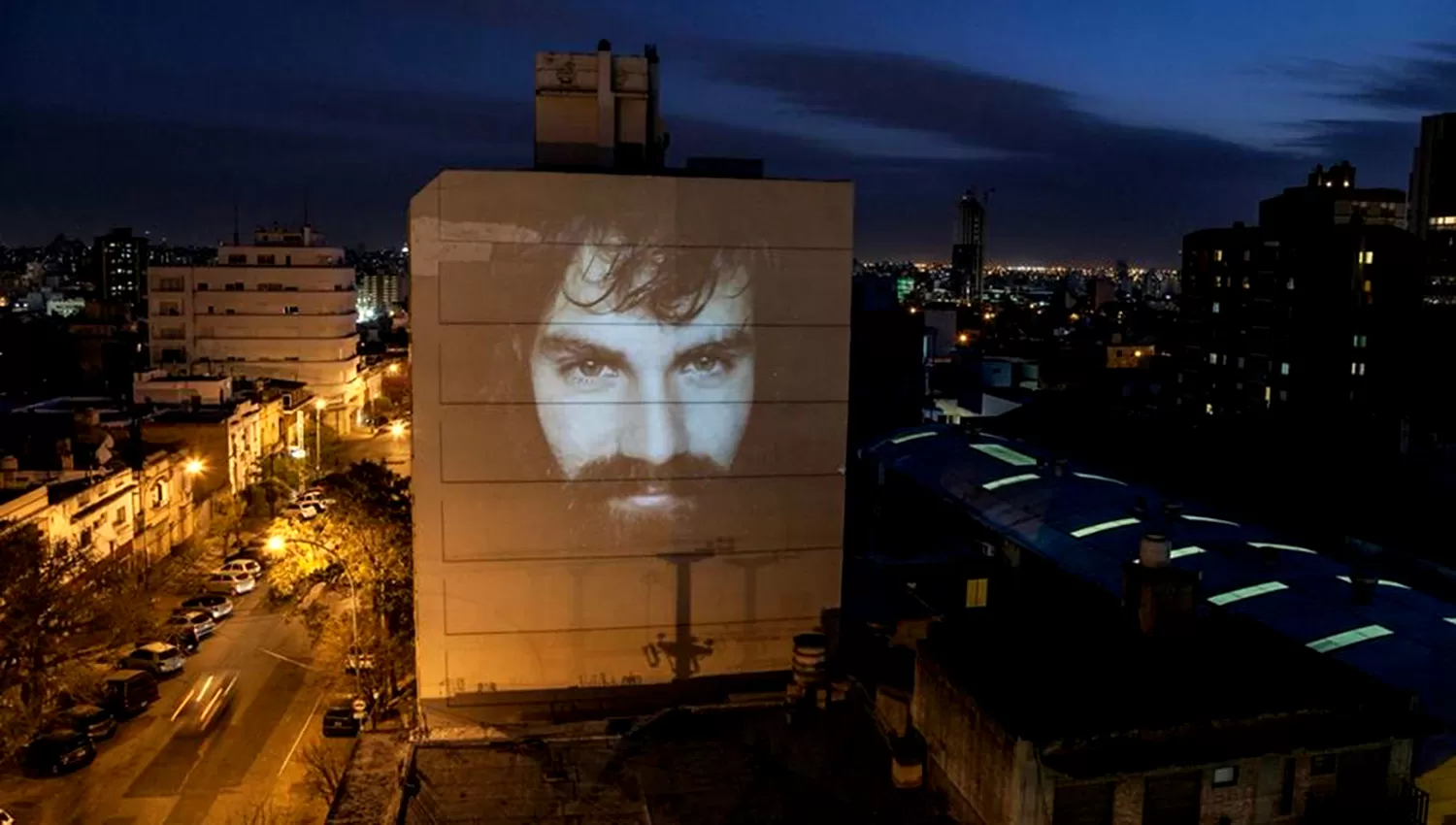 SANTIAGO MALDONADO. El rostro del artesano desaparecido se refleja en un edificio porteño. DYN