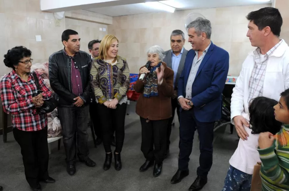 RECONOCIMIENTO. Beatriz Ávila, Germán Alfaro y José Cano escuchan a Yolanda de Robles, fundadora del CEFA. la gaceta / Foto de José Nuno