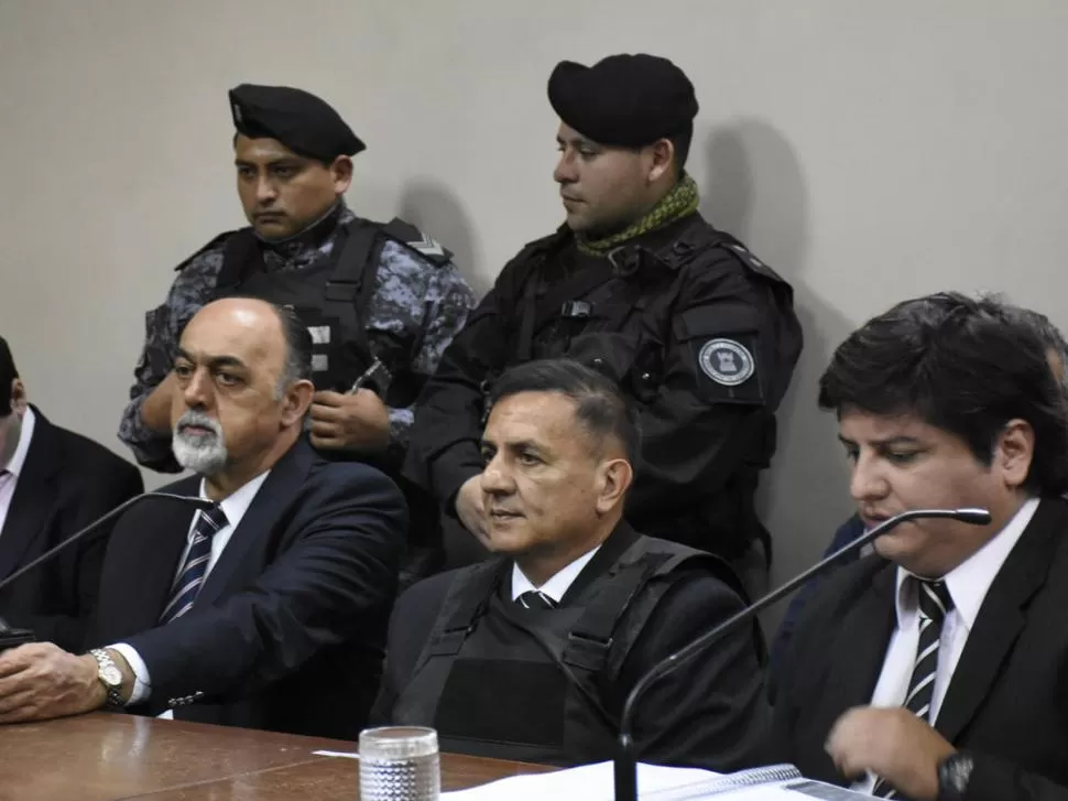 EN EL BANQUILLO. Reynoso estuvo todo el tiempo con un chaleco antibalas. foto de marcelo miller