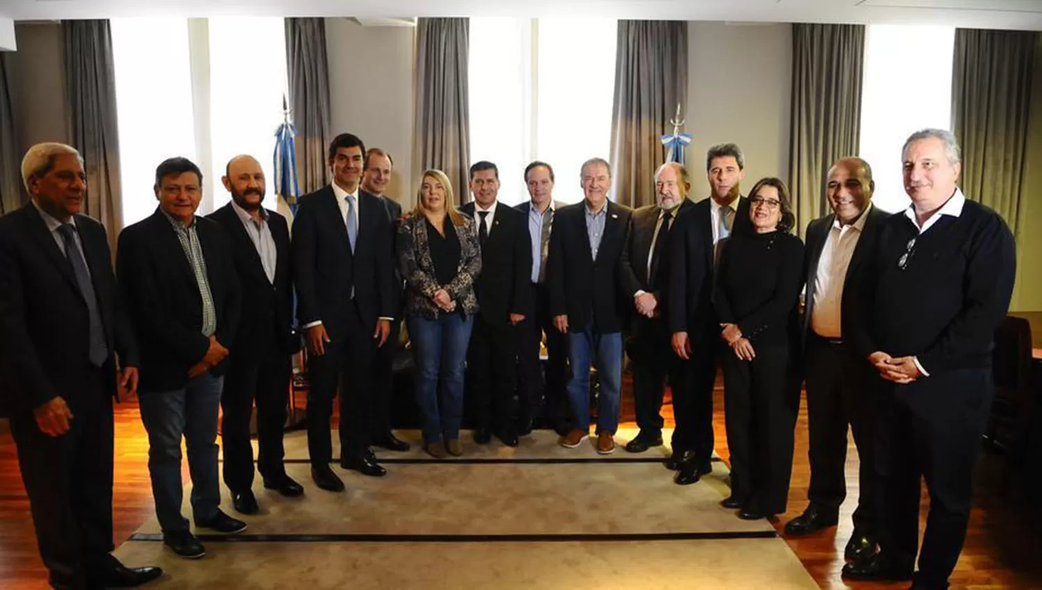 FOTO DE FAMILIA. Postal de la reunión de gobernadores que se realizó semanas atrás. FOTO CLARIN. 