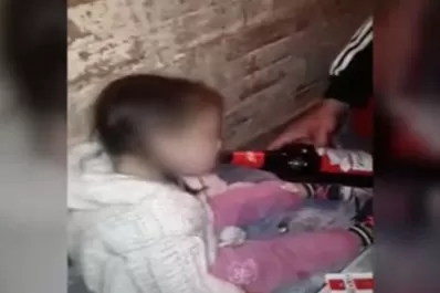 Indignante: le dan drogas, alcohol y cigarrillos a su hija, la filman y se matan de risa