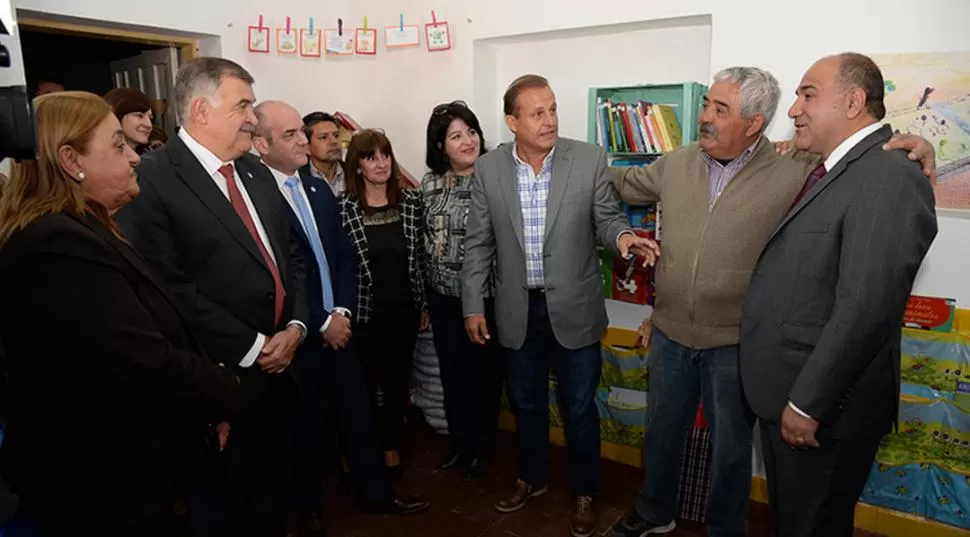 ANTES DE VIAJAR. Manzur y el vicegobernador, Osvaldo Jaldo, inauguraron obras en una escuela junto al interventor de la Caja, Armando Cortalezzi. prensa gobierno de tucumán