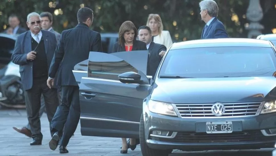 FORTALECIDA. La ministra Bullrich se retira de la Casa Rosada luego de la reunión que mantuvo con el Presidente y otros funcionarios del Gabinete. clarin.com / foto de Mario Quinteros