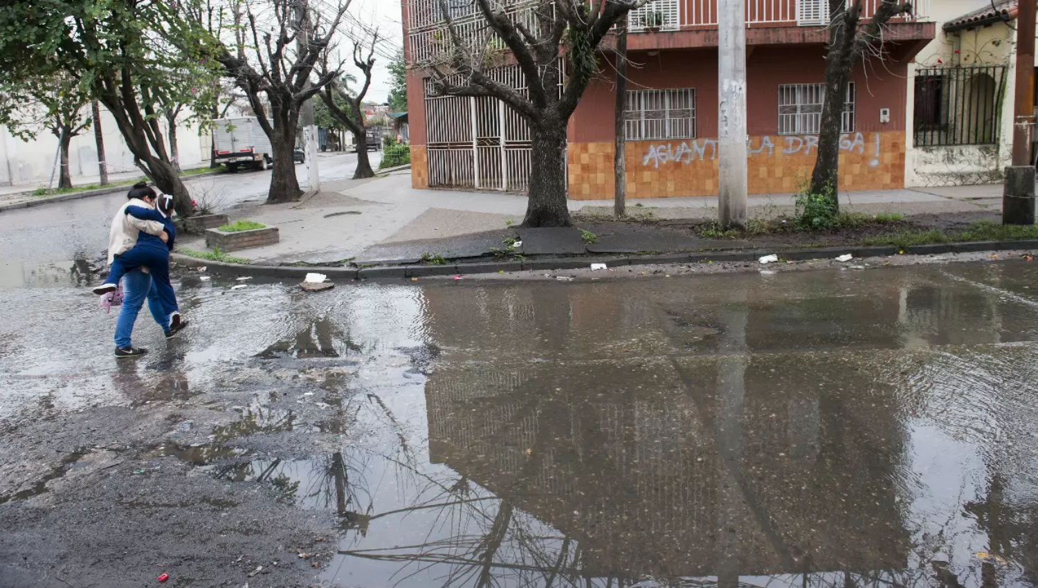 CALLES INUNDADAS. El municipio lograr la intervención de la SAT. LA GACETA / JORGE OLMOS SGROSSO