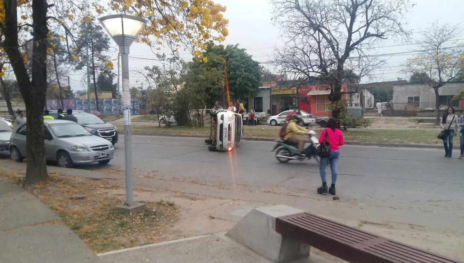 EL LUGAR DEL ACCIDENTE. El auto quedó volcado en la mitad de la calle. FOTO ENVIADA POR WHATSAPP