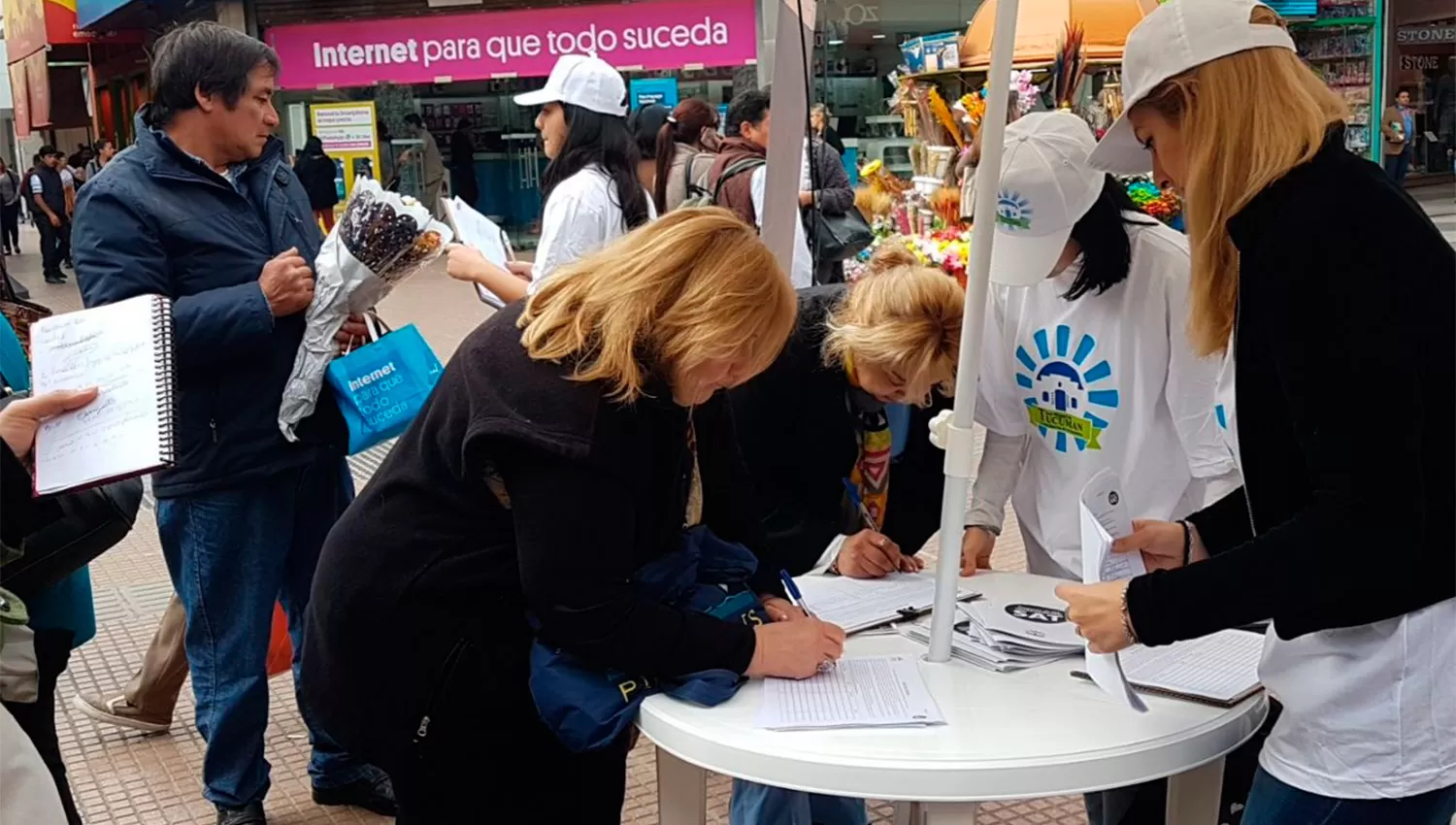 PONIENDO LA FIRMA. Uno de los puestos con las planillas para firmar está ubicado en la esquina de Mendoza y Muñecas. LA GACETA / FOTOS DE NATALIA VIOLA VÍA MÓVIL