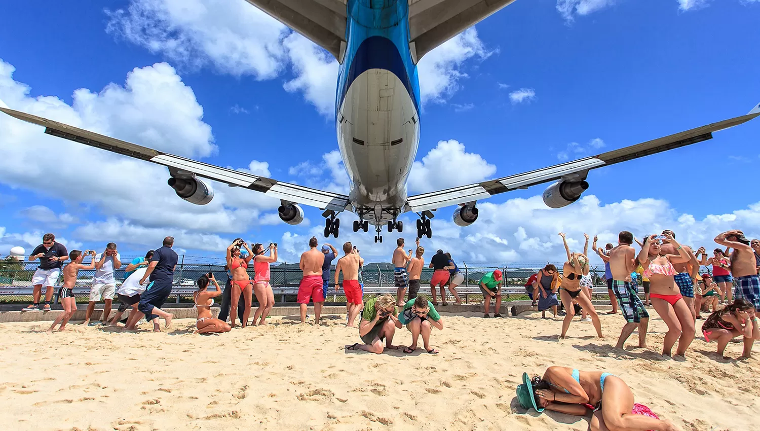 IMPRESIONANTE. Así se ven los aterrizajes desde la playa que está junto al aeropuerto. FOTO TOMADA DE fronterasblog.com