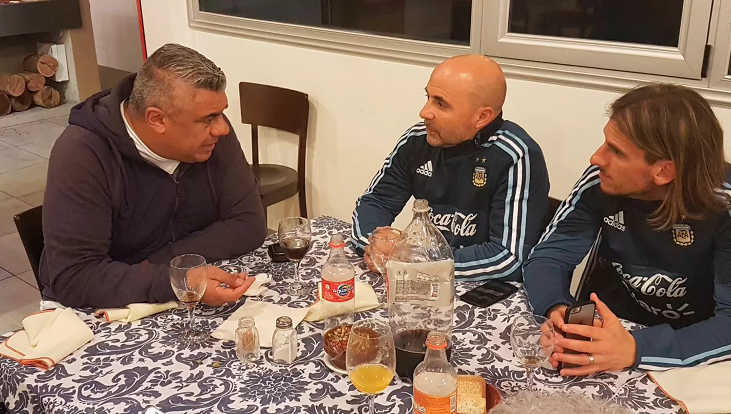 Chiqui Tapia, junto a Sampaoli y Becacecce.
FOTO TOMADA DE TWITTER SELECCIÓN NACIONAL