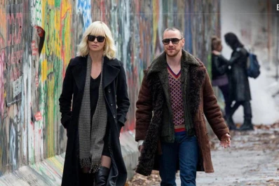 Una superheroína rubia llega a Berlín en 1989