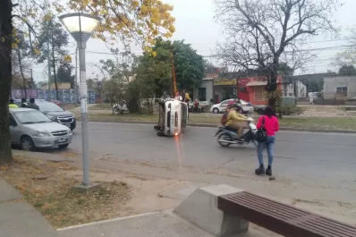 Un auto volcó en la Adolfo de la Vega y su conductor fue rescatado por otros transeúntes