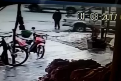 Impactante: una camioneta hizo marcha atrás y arrolló a una mujer que estaba por cruzar la avenida