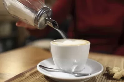 Golpe al azúcar: habrá que pedirla al mozo en los bares y restaurantes de Córdoba