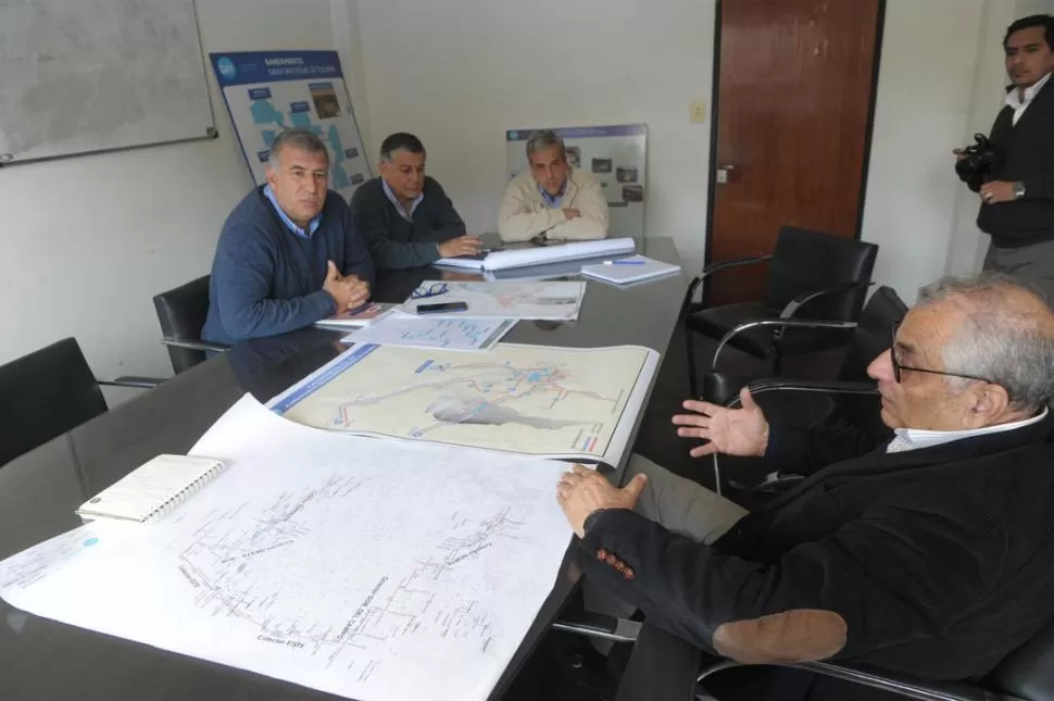 CON SU EQUIPO. Calvo exhibe a LA GACETA los mapas de la capital con el estado de situación. Desde la cabecera observan López, Leales y Guariib. la gaceta / foto de franco vera 