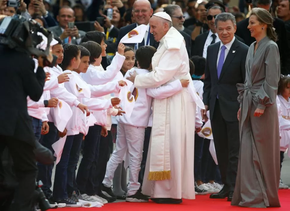 AFECTUOSO. “Sigan adelante así, no se dejen vencer”, fue el mensaje del Santo Padre durante su arribo. reuters