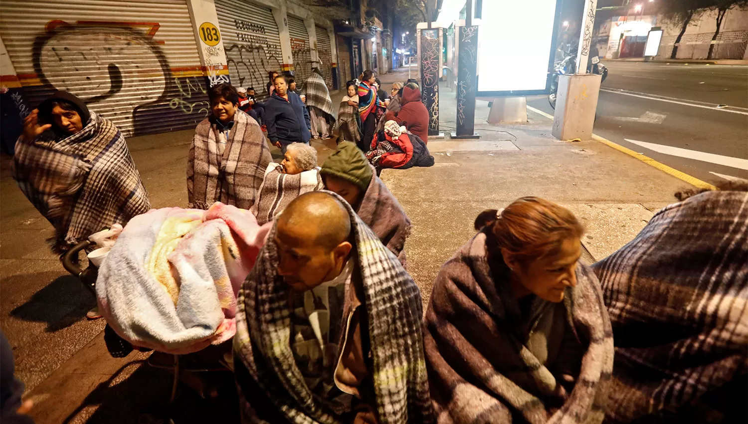 TEMOR EN LA NOCHE. La gente abandonó sus casas por temor a derrumbes a causa del terremoto en el sur de México. RUTERS