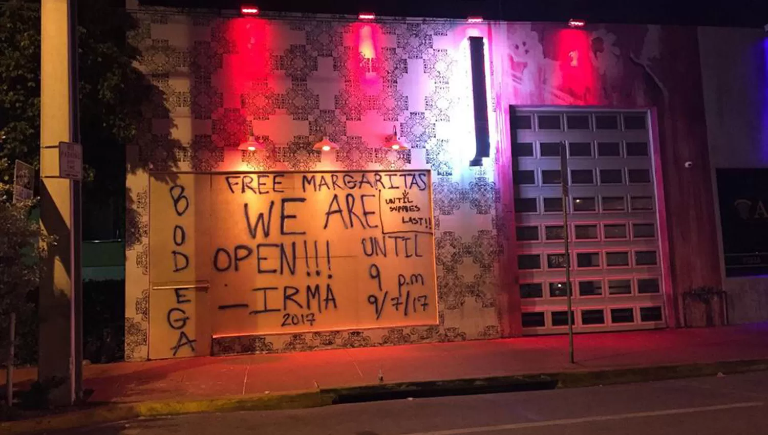 PROTECCIÓN. Las ventanas de un bar aparecen cubiertas con maderas, pero sus dueños advierten que está abierto. FOTO DE VICTORIA GIJÓN