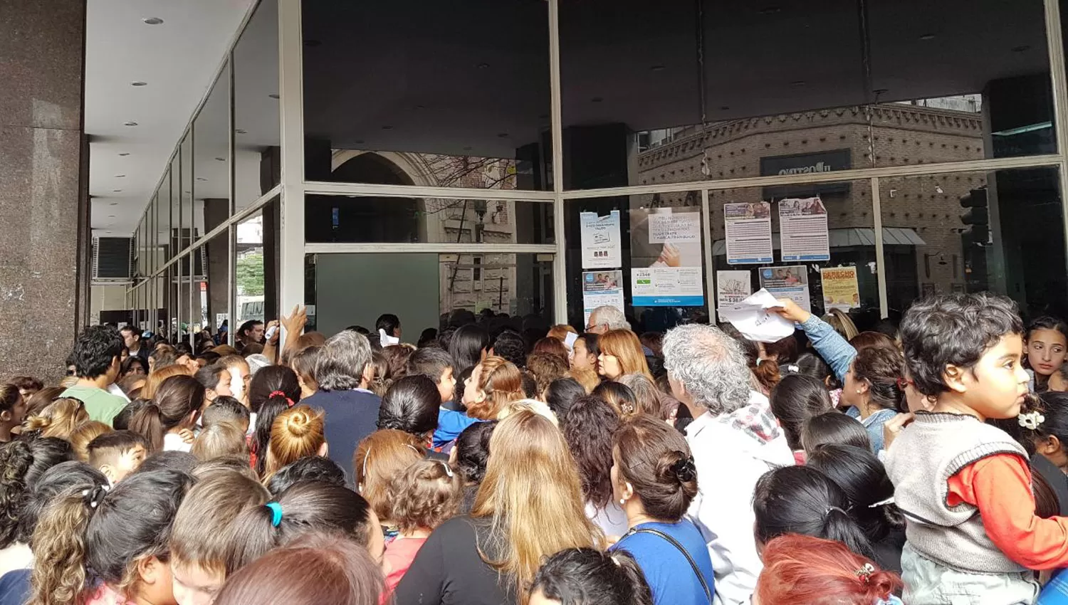 PROTESTA. Los afectados se agolpan en la puerta de la Anses. LA GACETA / LUIS DUARTE