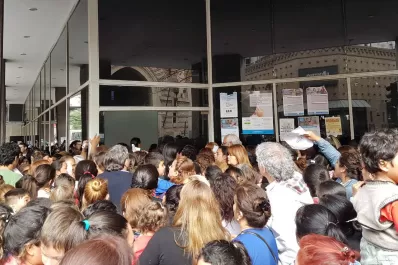 Sacaron turno en la Anses, no los atienden y protestan en 25 de Mayo y Córdoba