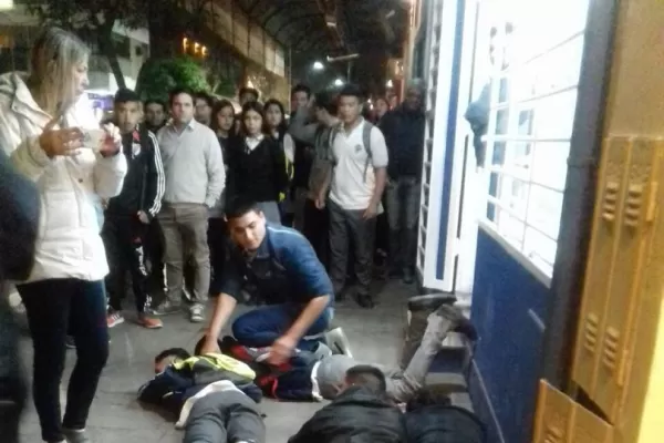 Desorden, corridas y golpes en la plaza Urquiza: la Policía demoró a cinco alumnos