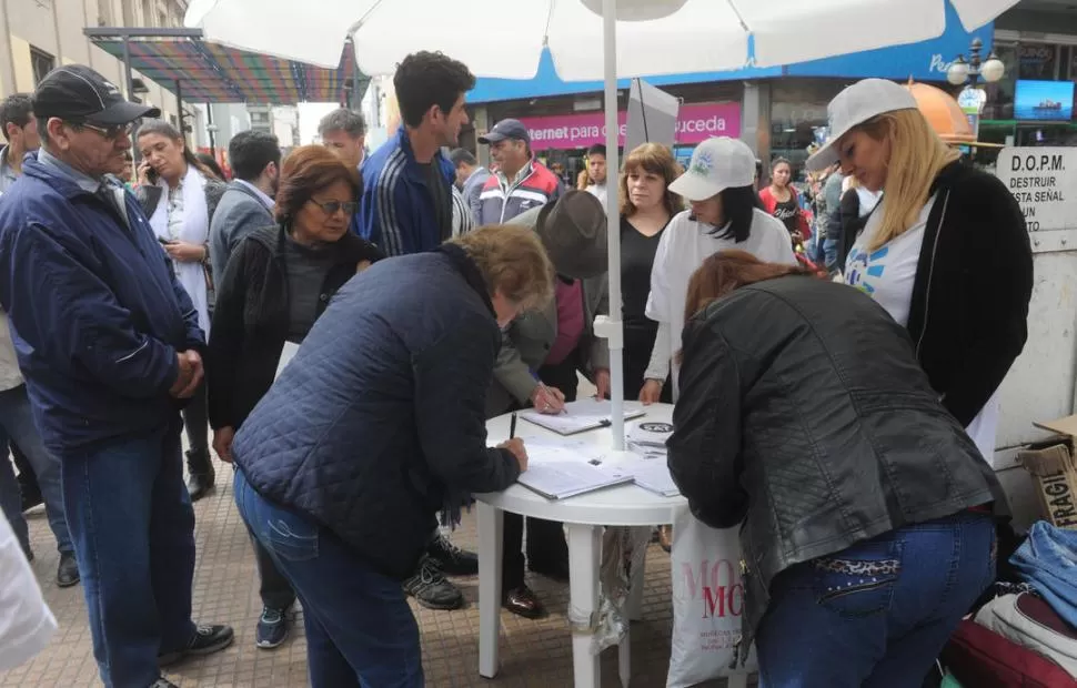 POR LA MAÑANA. La Municipalidad instaló cinco puestos para recoger firmas; funcionan desde las 9.30 y hasta el mediodía en el microcentro de la ciudad. la gaceta / foto de Antonio Ferroni